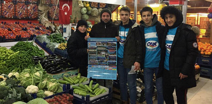 SPORCULAR TAKVİM SATARAK KULÜBE DESTEK OLUYORLAR