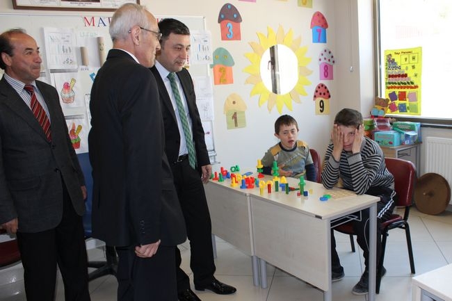 Tahmaz Ailesi Açtığı Okuldaki Özel Öğrencileri Unutmadı