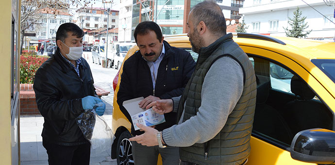Taksi Duraklarına Ücretsiz Maske Dağıtıldı