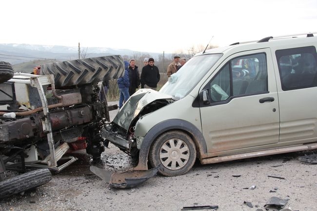 Traktör ile Araç Çarpıştı 3 Yaralı- Video Haber