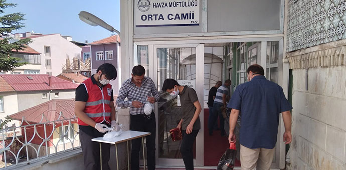 Türk Kızılayı Cuma Namazı Öncesi Maske Dağıttı