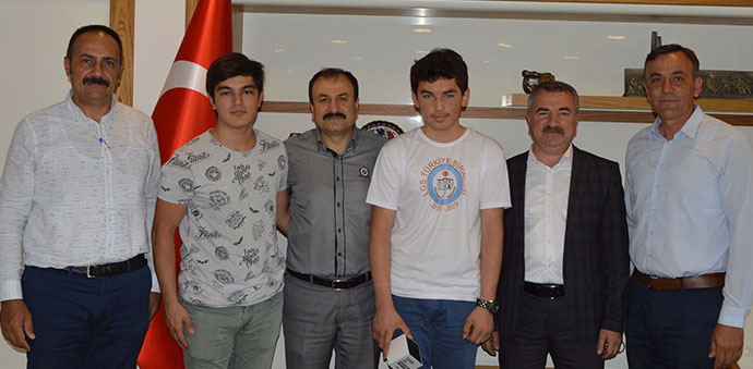 Türkiye Birincisine Saat Hediye Etti
