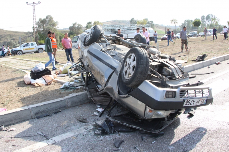 Üç Ölüm Kavşaklı İlçemizde Trafik Kazası 1 Ölü 4 Yaralı