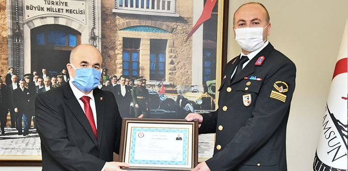 Vali Dağlı’dan Uzman Çavuş Kambur’a Başarı Belgesi