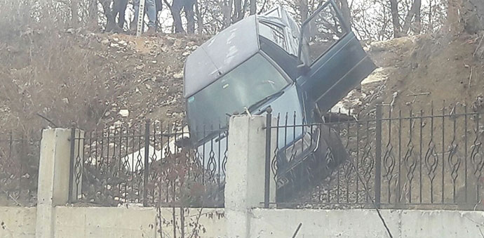 Virajı Alamayan Araç Şarampole Düştü Çarptı