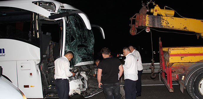 Yolcu Otobüsü TIR'a Çarptı: 11 Yaralı