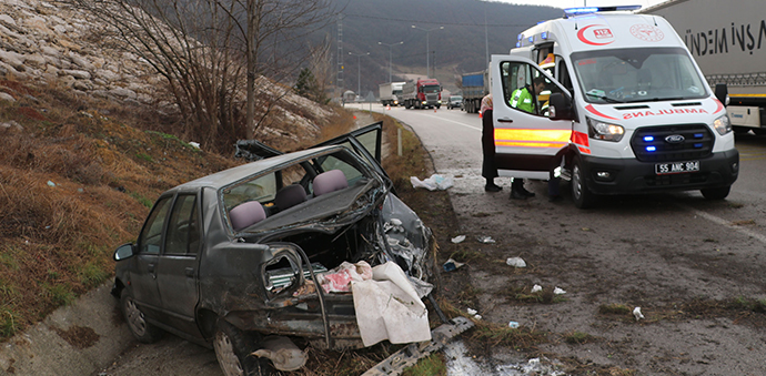 Yoldan Çıkan Otomobildeki 3 Kişi Yaralandı