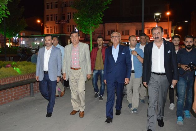 Yusuf Ziya Yılmaz Havza\'da Demokrasi Nöbetine Katıldı